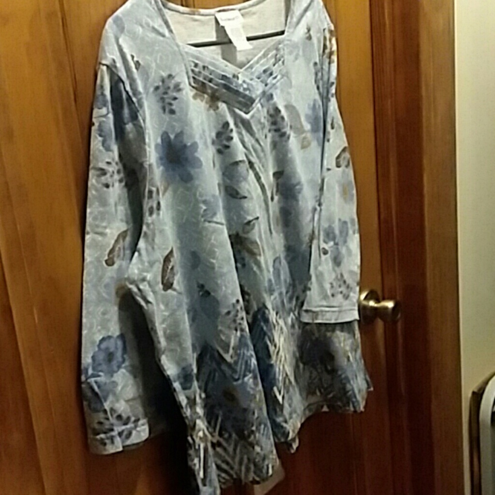 Top - Picture 2 of 3